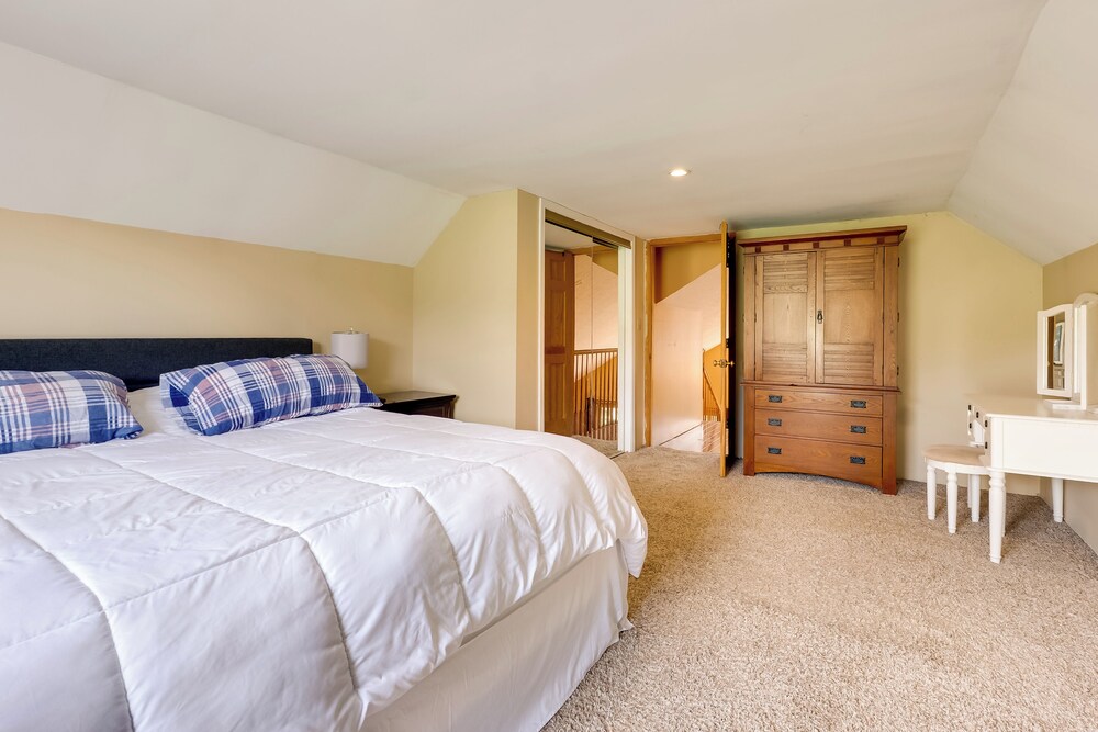 Game Room & On-site Pond: Laurelville Retreat!