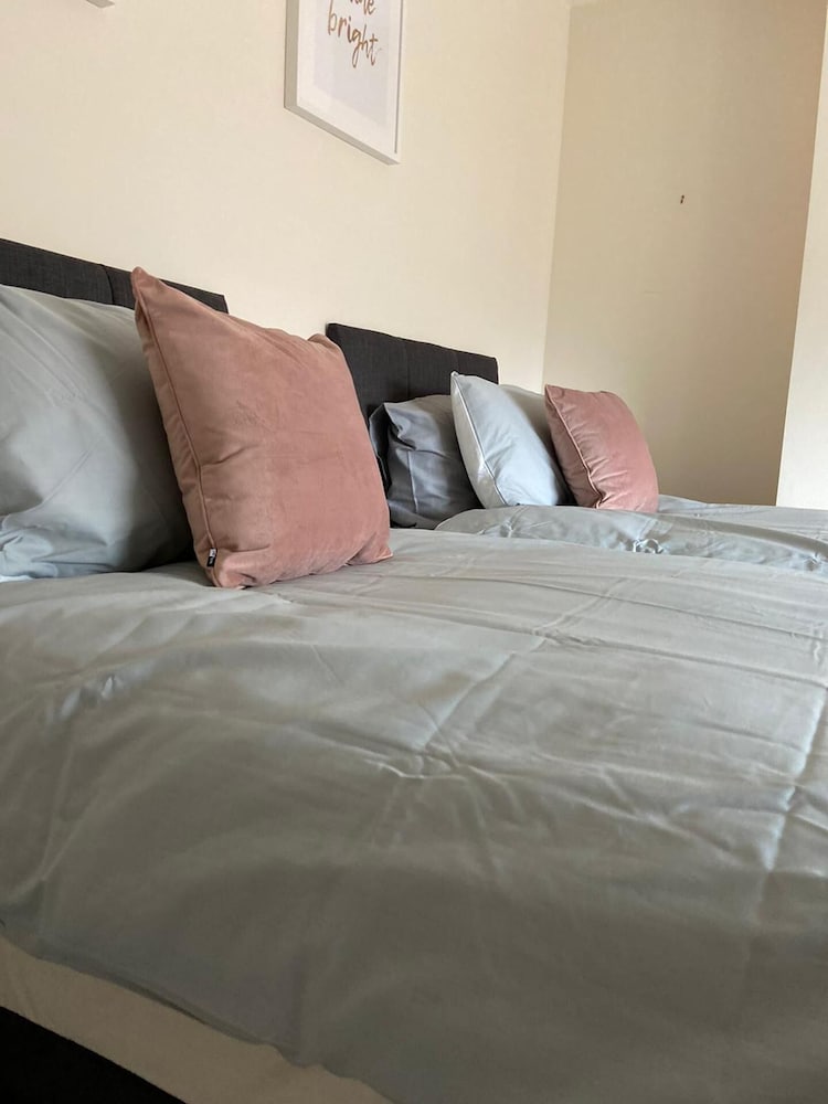 Monthly, Short, Stays 2-bed Apartment in Reading view 5