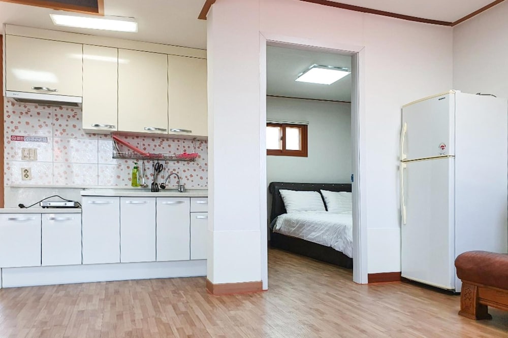 Ganghwa Punggyung Gryujineon zip Pension