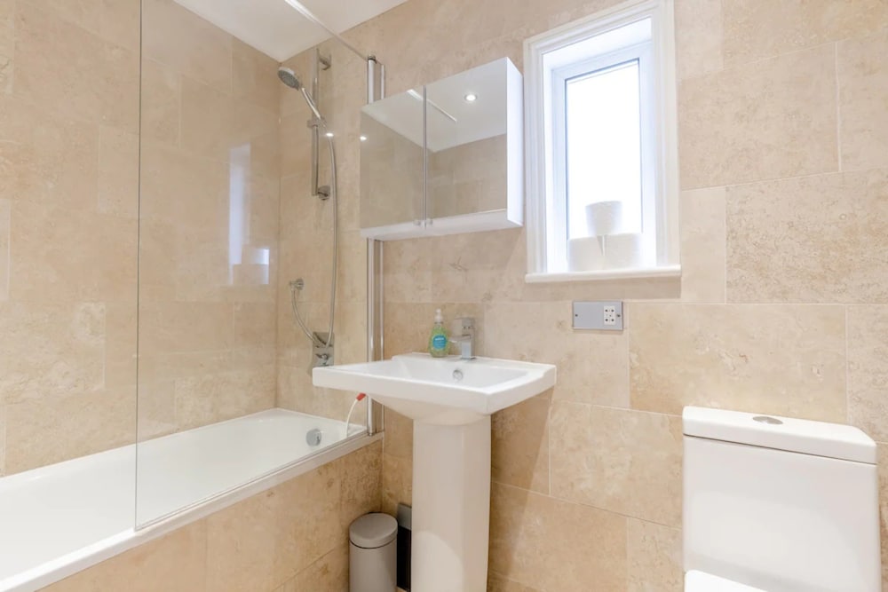 Stylish 1 Bedroom Apartment in Nine Elms With Garden