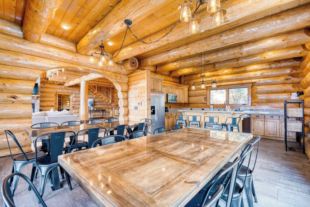 Pinnacle Chalet by Avantstay Luxury Cabin w/ Panoramic Views, Fireplace & Game Room