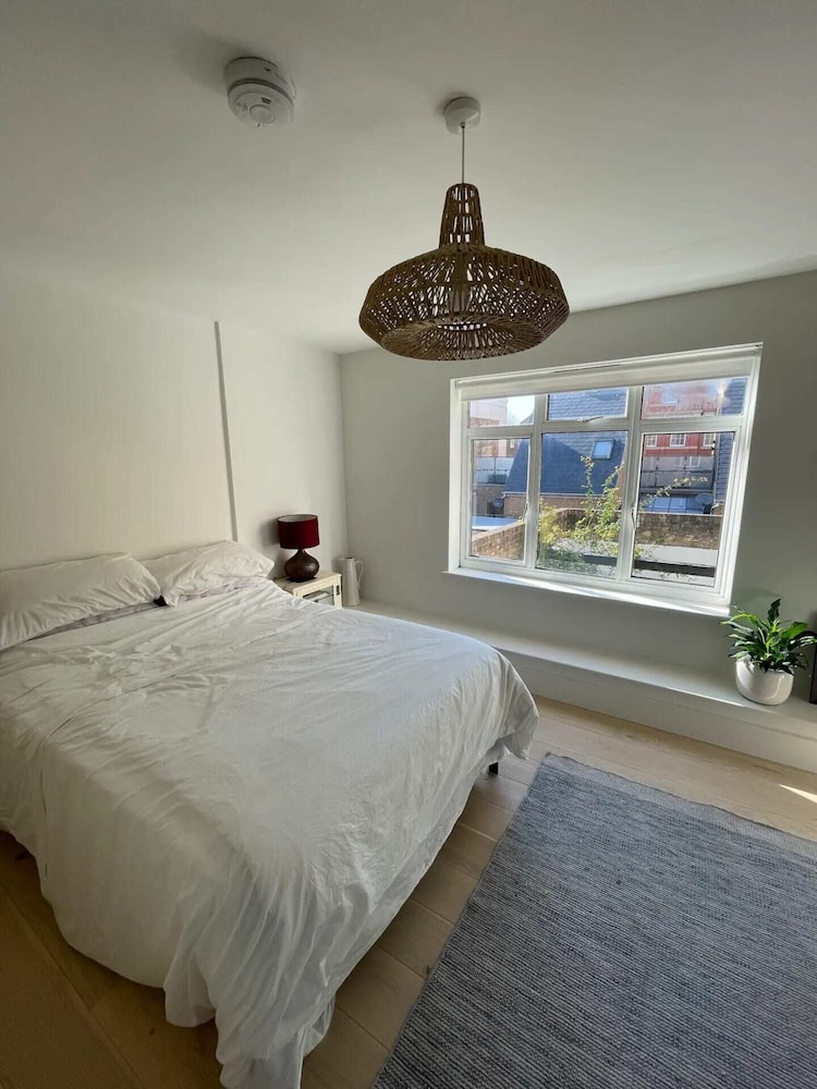 Beautiful 2BD Flat With Private Courtyard- Borough