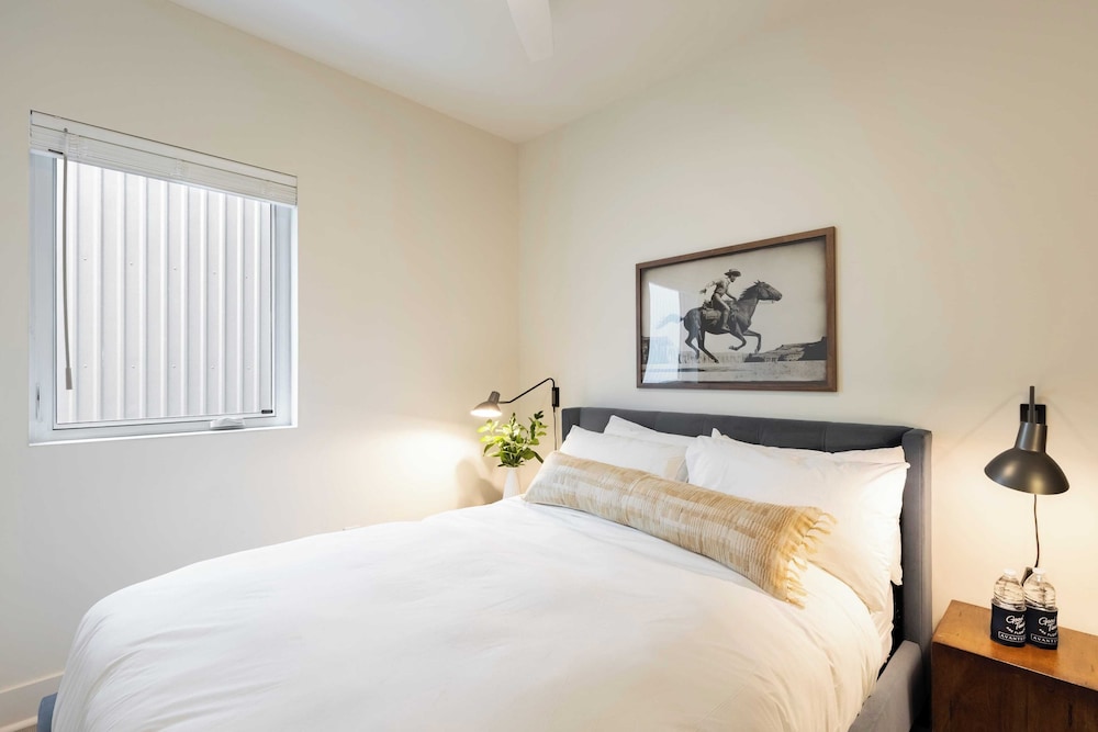 Sleeps 28 2 Units Near DT Nashville Outrider by Avantstay