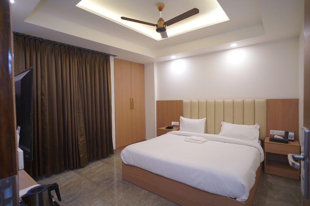 Royal Raven Hotel And Banquet