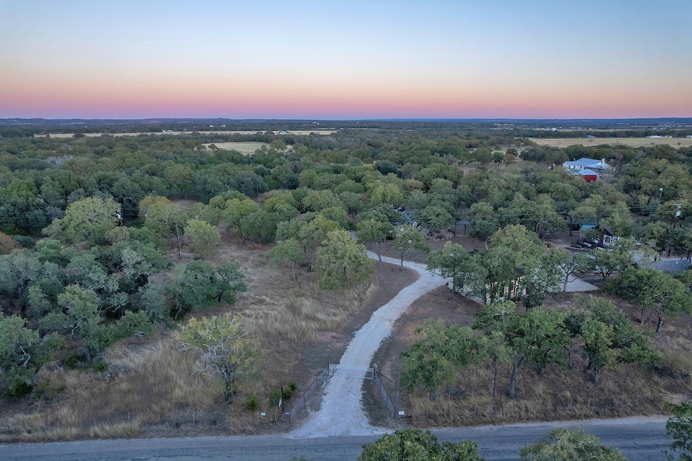Bohemian Cabin: Hot-tub, Serene Retreat, Pet-friendly, 10-mins to Downtown!