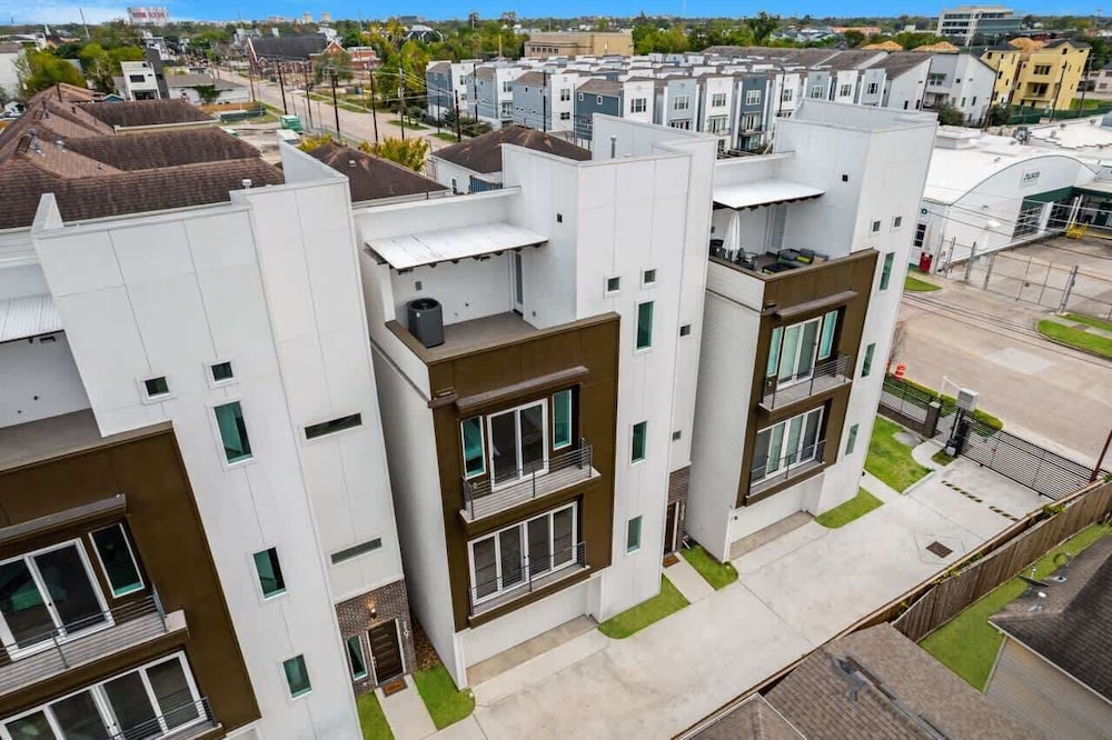 Houston 6 Bedroom Home