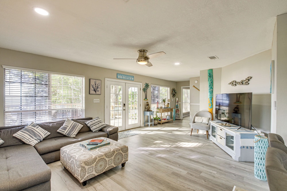 Bayfront Haven: Group Getaway in Milton!
