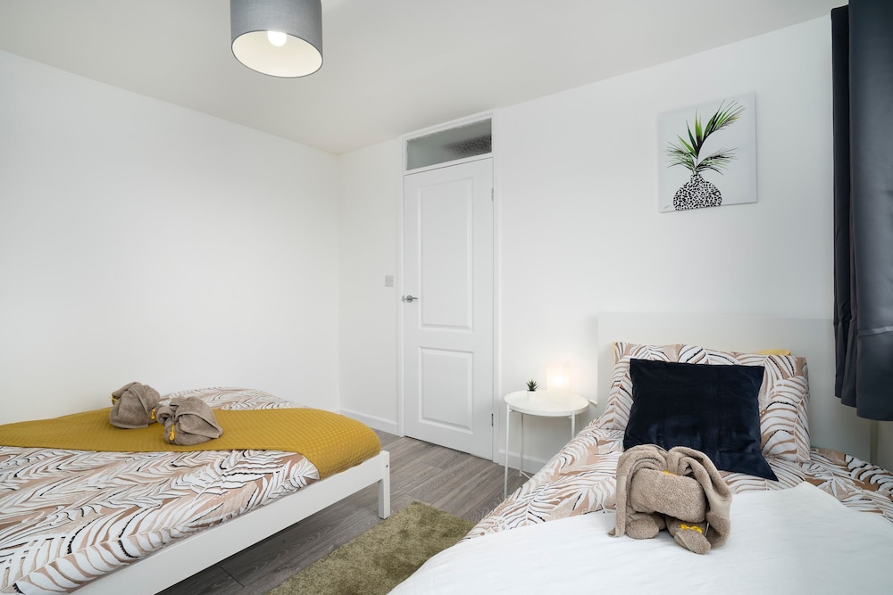 Modern 4 Bed House-free Parking