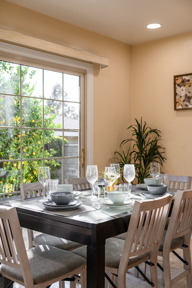 Luxury Estate With Sparkling Pool Elegant Amenities