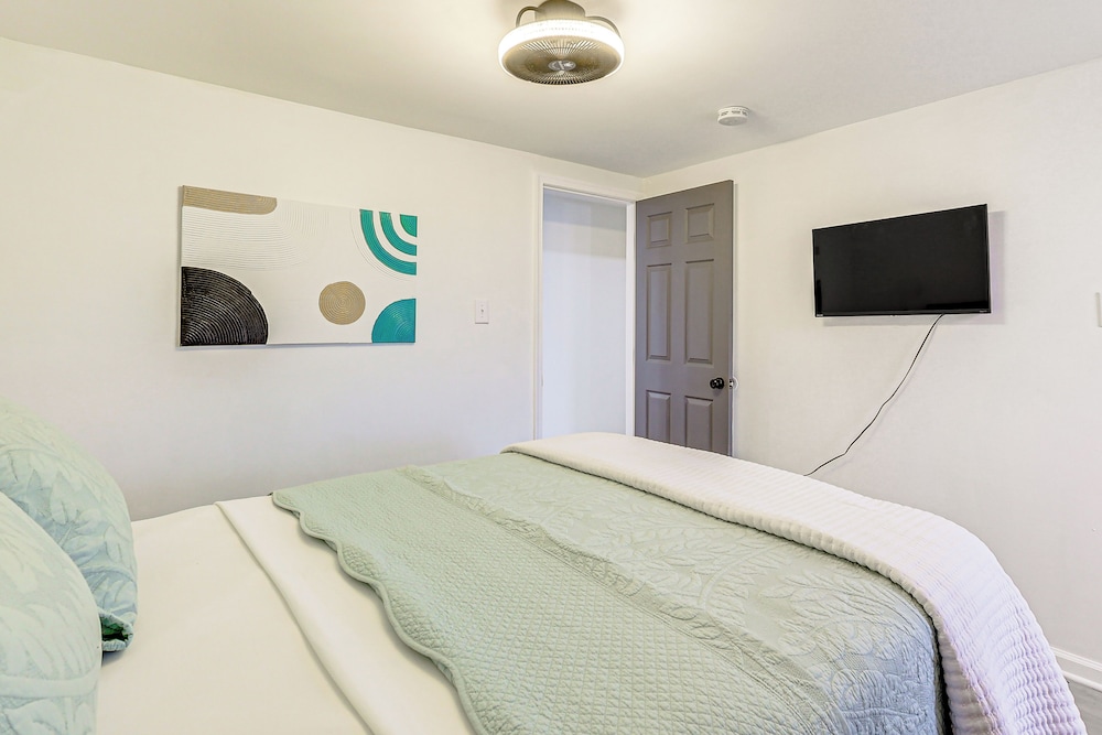 Walk to Beaches & Marina: Fortescue Hideaway