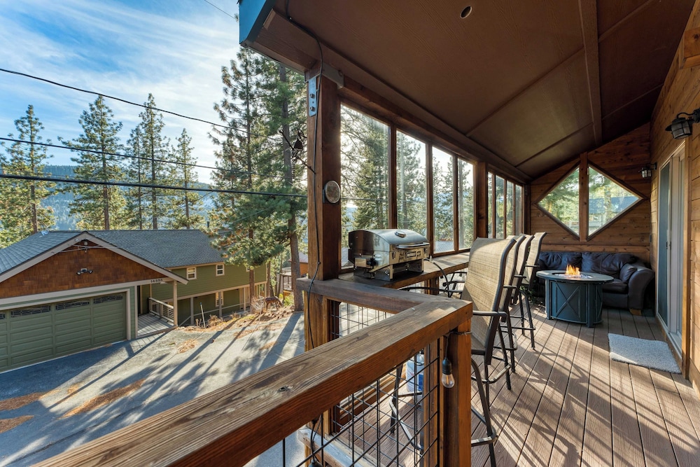 Denton by Avantstay Hot Tub, Deck w/ Fire Pit Near Skiing & Lake!