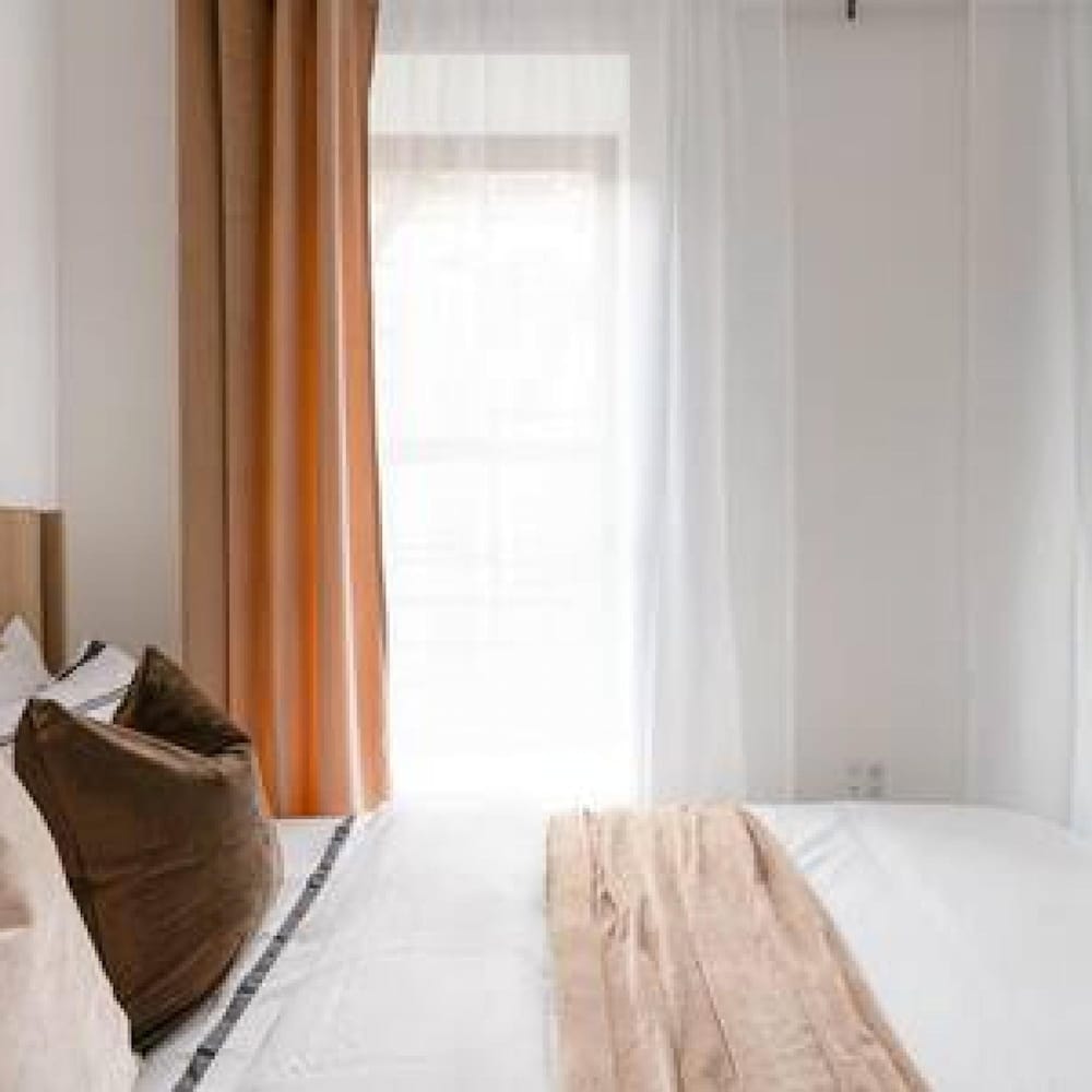 444-3 1BR Hell s Kitchen- Newly Furnished -elevator