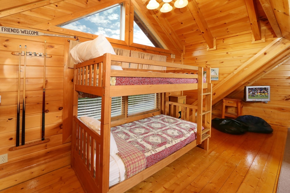 Mountain Fun - One Bedroom Cabin view 2
