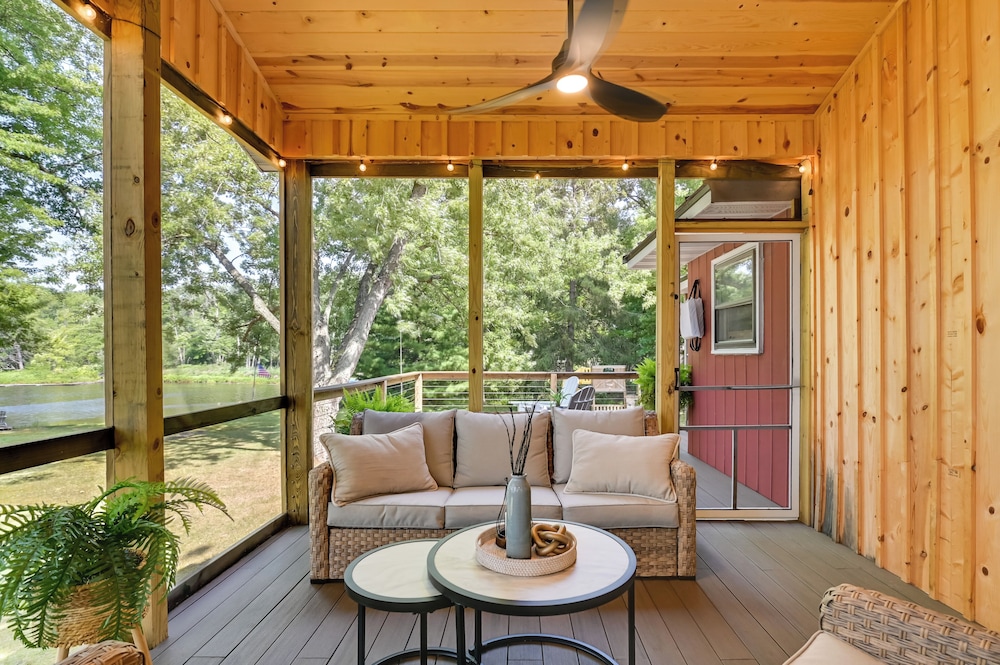 Waterfront Deck! Chic Lower Scott Lake Cottage