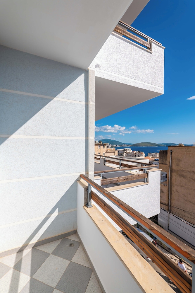 Lazy Roo Hostel Saranda