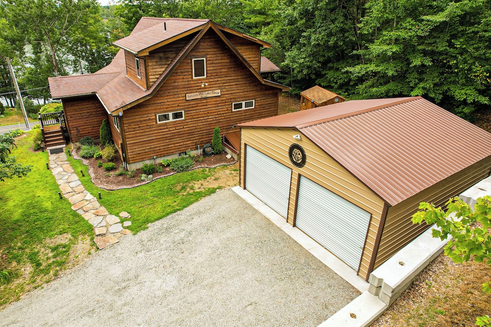 3BR Home w/ Private Hot Tub, Kayaks & Lake Views