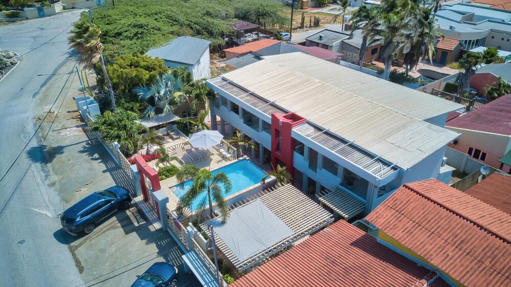 2BR 1BA Ground Level in the Heart of Aruba Pool