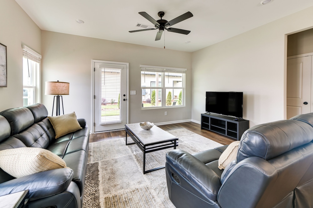 5 Mi to Auburn University: Sleek Townhome w/ Patio