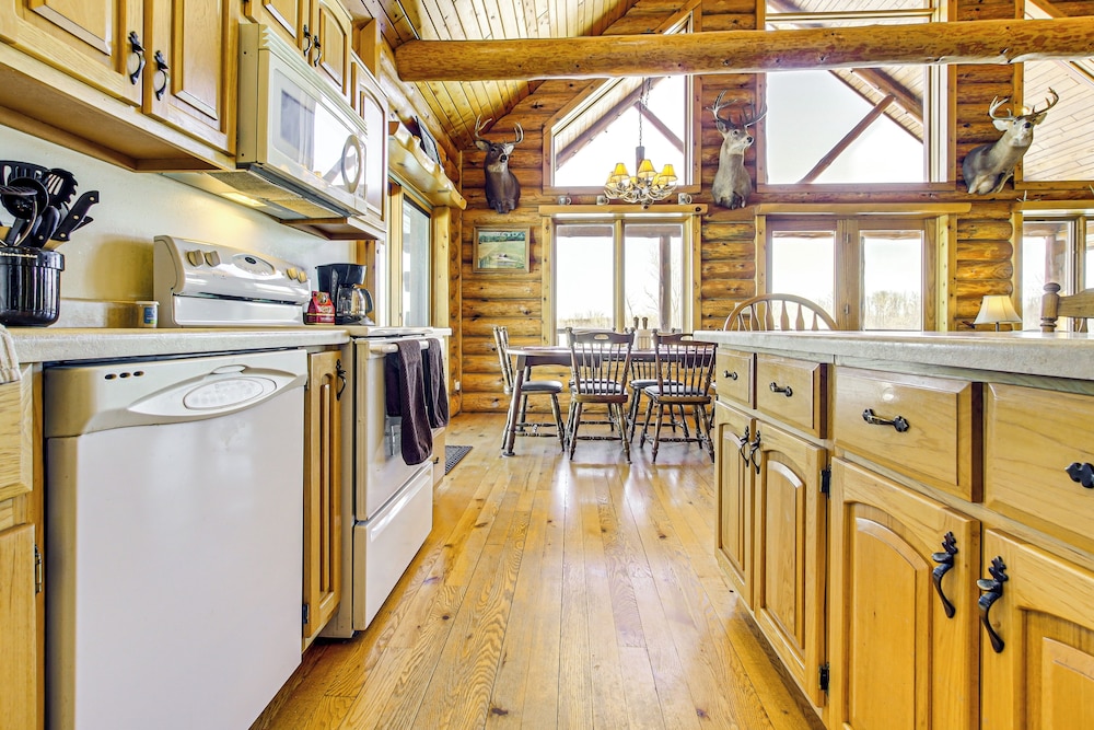 Log Home w/ Deck & Sunset Views: 19 Mi to Oconto!