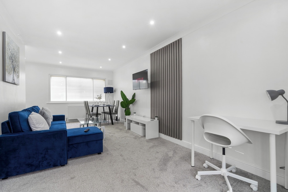 Staines House-3bed-sleeps7- Freep-close to Airport