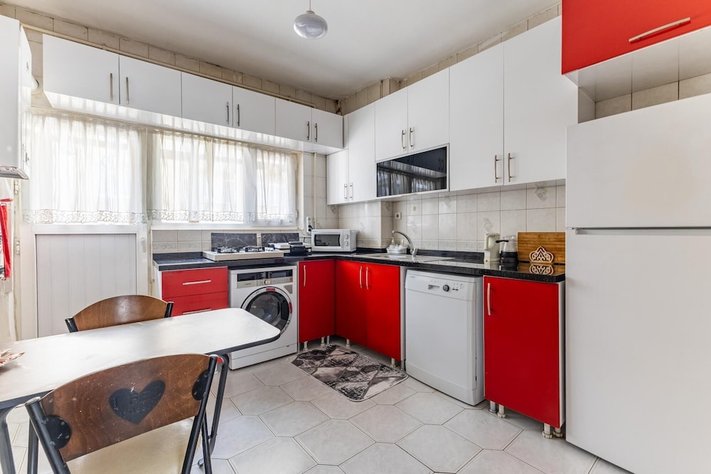Retro Spacious Furnished Flat Near Kadikoy Marmaray