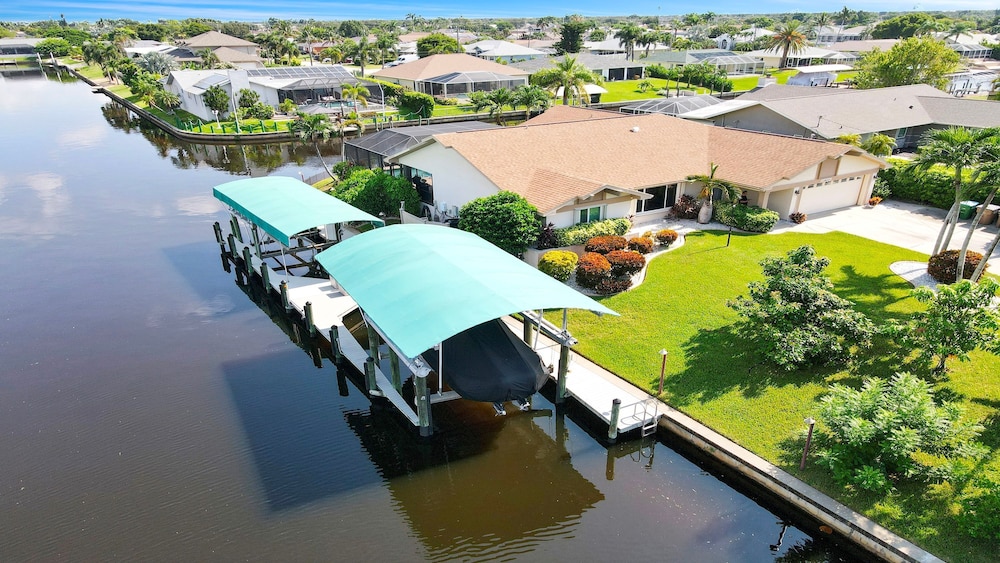 Love Bird Canalfront Villa Lounge Terrace Heated Pool pet Friendly