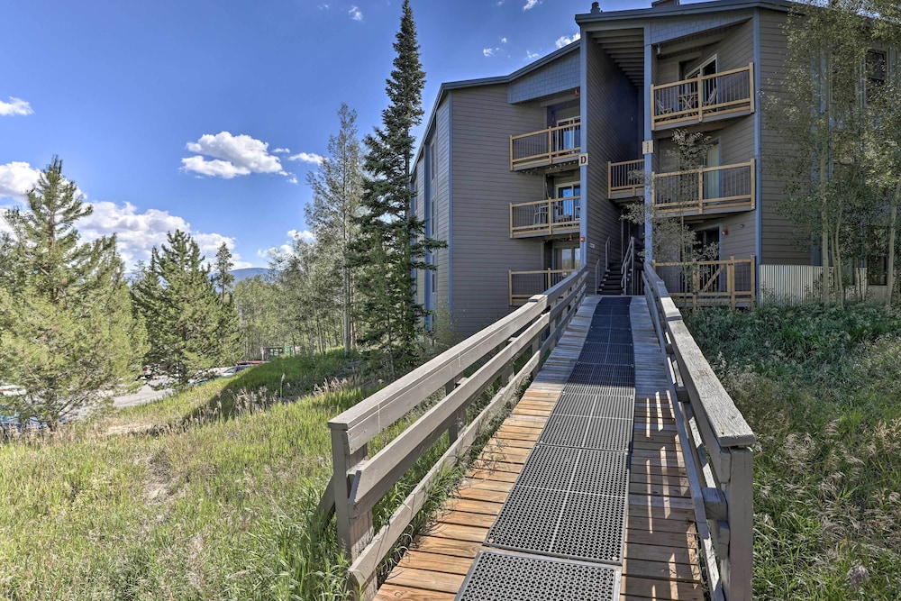 Ski Shuttle & Pool: Modern Silverthorne Condo!