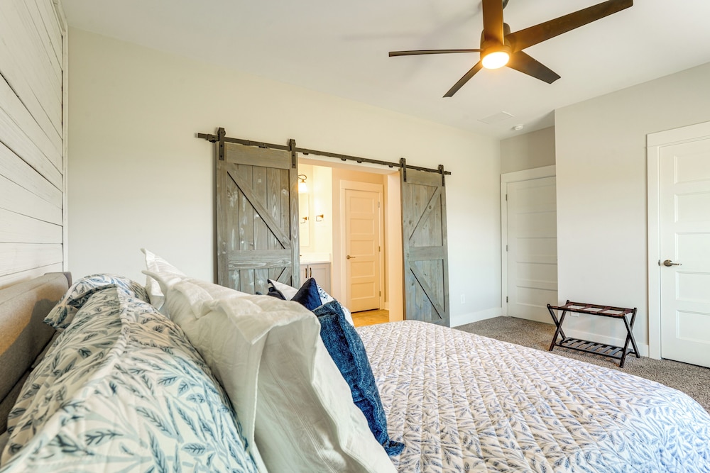 5 Mi to Lake Anna State Park: Modern Family Home!