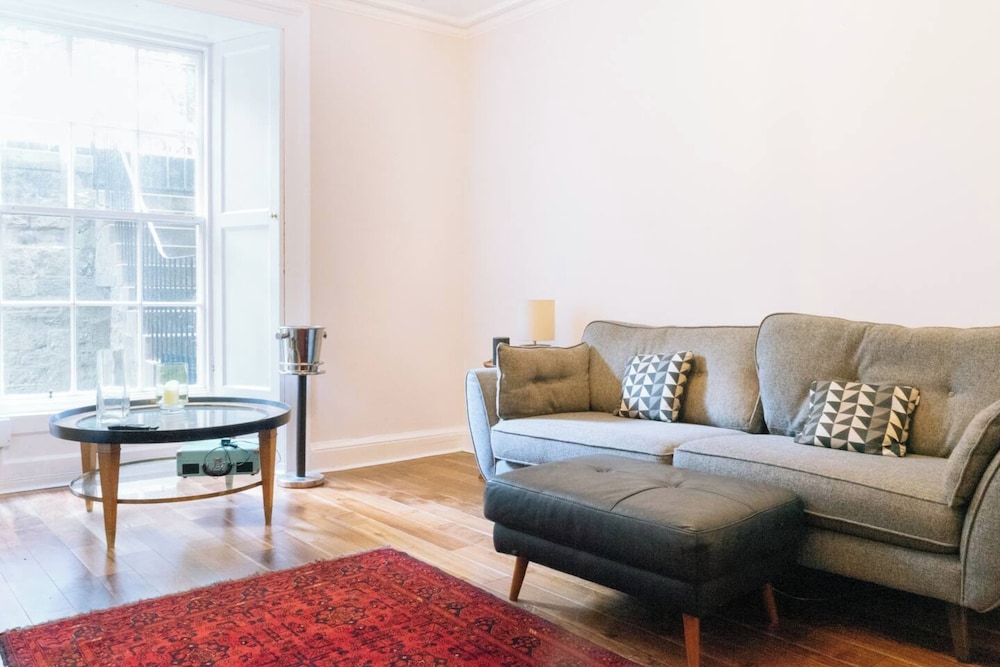 Spacious & Welcoming 2BD Flat - Edinburgh view 5