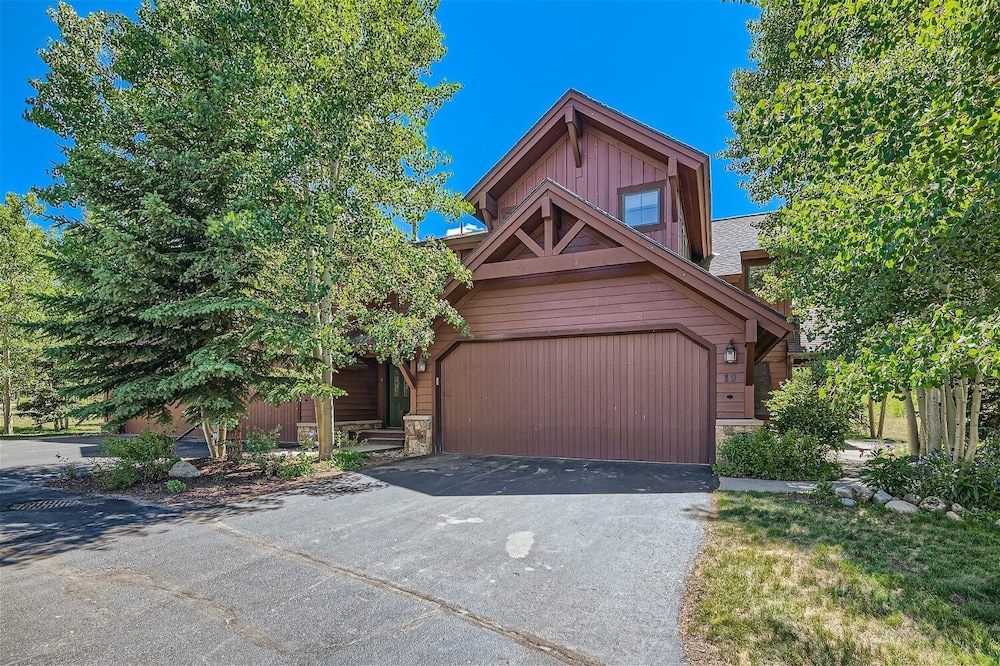 Highland Greens Spruce 3 Bedroom Townhouse by RedAwning view 5