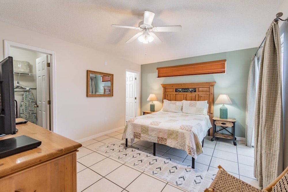 4BR Lake Berkley Home w/ Private Pool