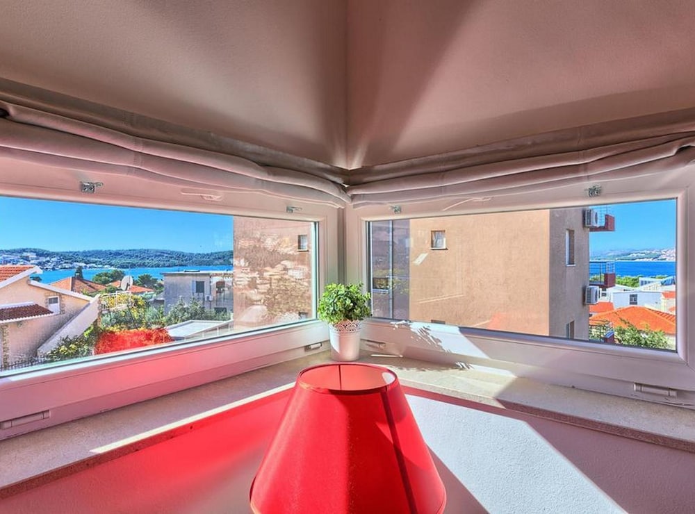 Luxury Apartment Okrug Gornji With Sea View and Pool