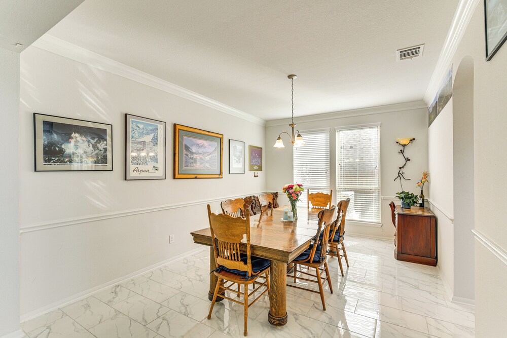 Games, Films & Outdoor Fun: Luxe Home in La Marque