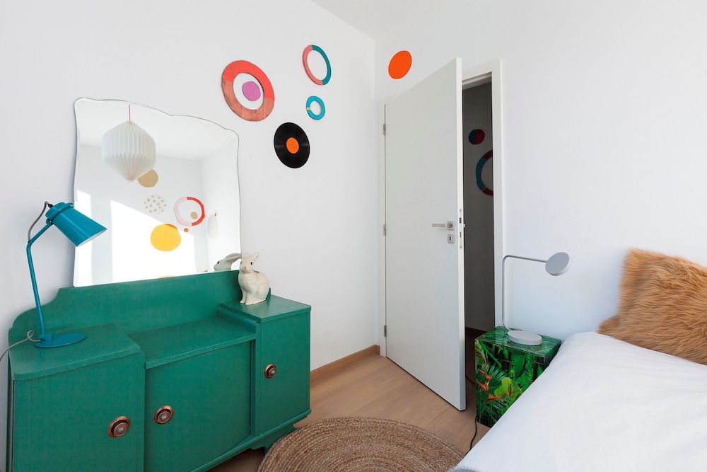 Unit 6 - Colorful Smart Home Triplex Private Garden & Parking view 3