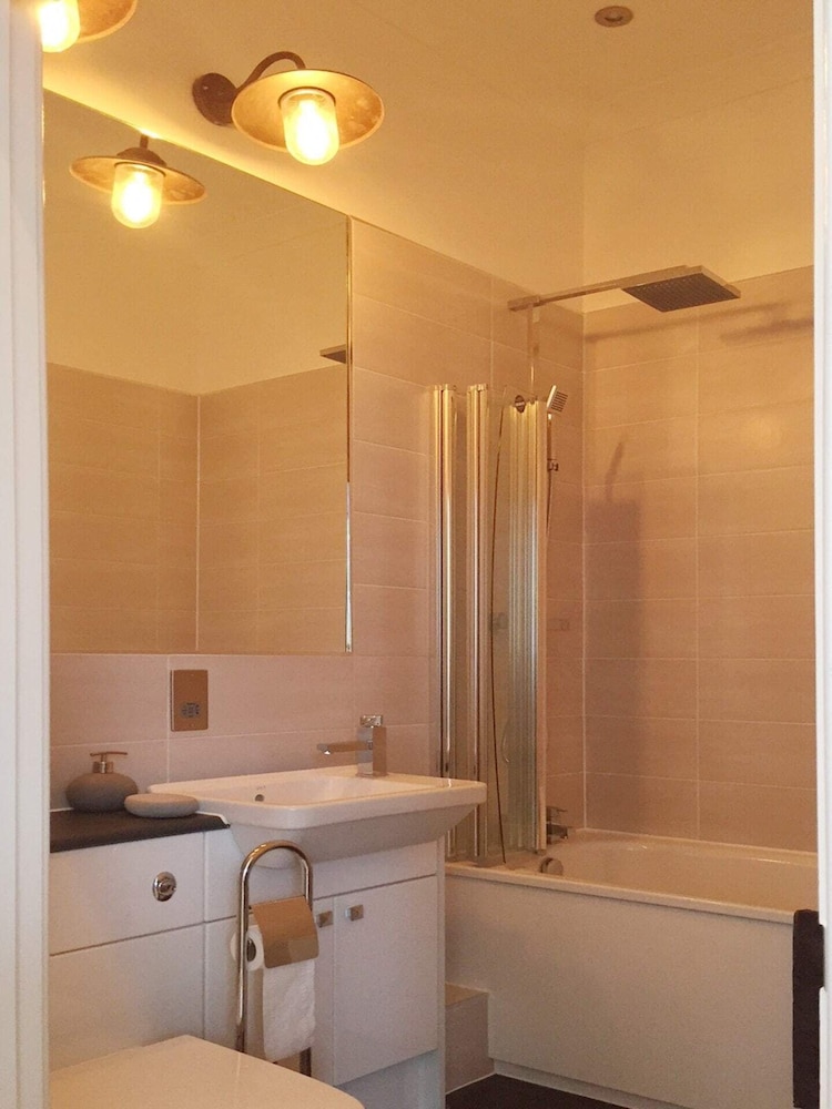 Spacious 1 Bedroom Split Level Old Pub Conversion Tower Bridge