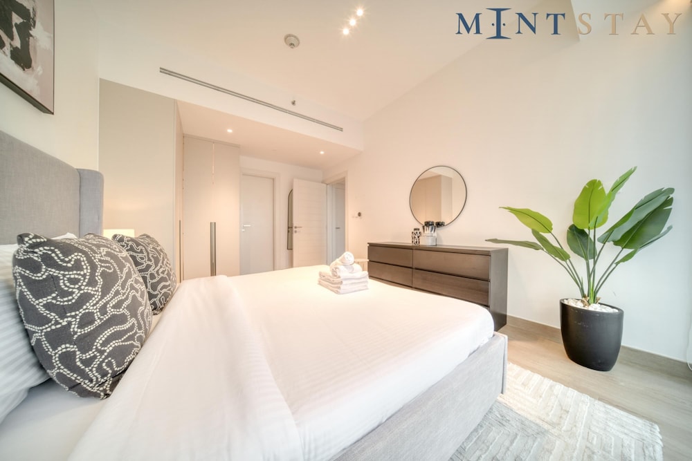 Exclusive 2BR Apt With Superb Balcony Marina Views