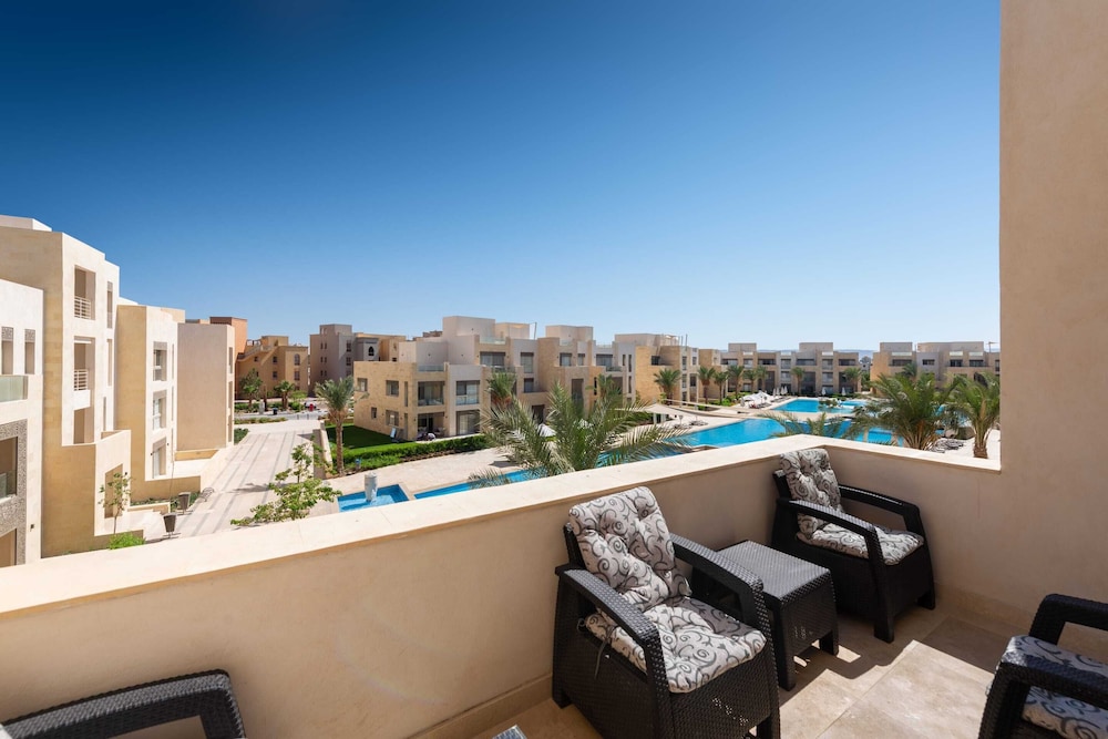 Xuru Stays I Exotic 1bdr w/ Outdoor Terrace Pool & Beach Access