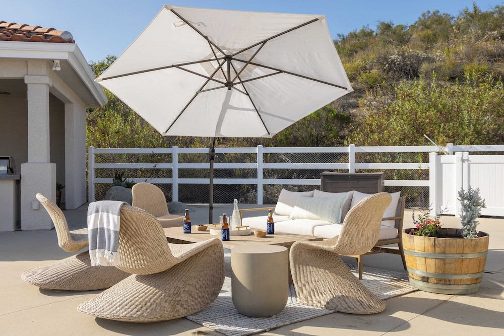 Pool, Views, Hot Tub, Fire Pit & Arcade Vista Clara by Avantstay