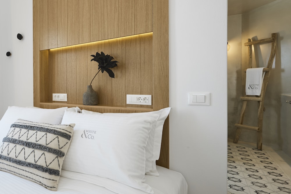 White and Co. La Torre Suites photo 4