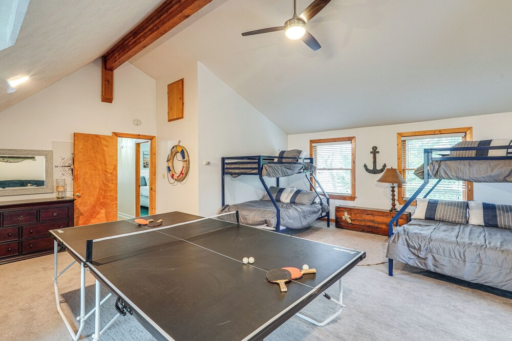Lakefront Getaway w/ Fire Pit in Akron