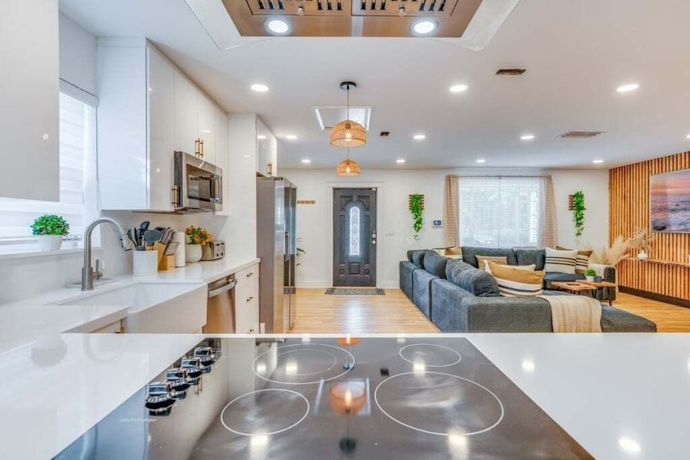 Fox Garden Luxury Boho Near Downtown & Beach 4 Bedroom Home