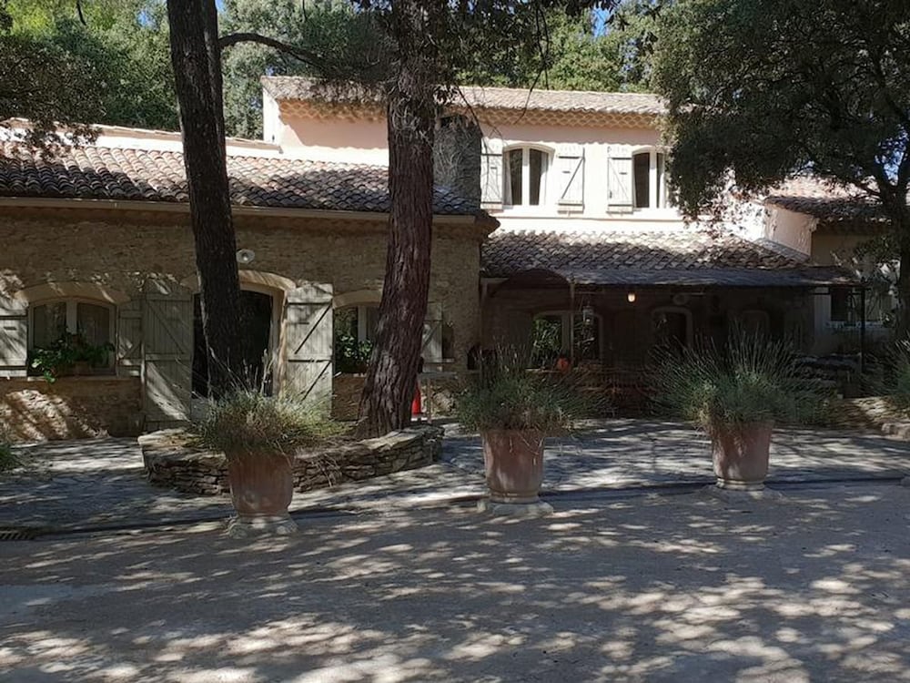 Villa in an Idyllic and Relaxing Setting Near Orange