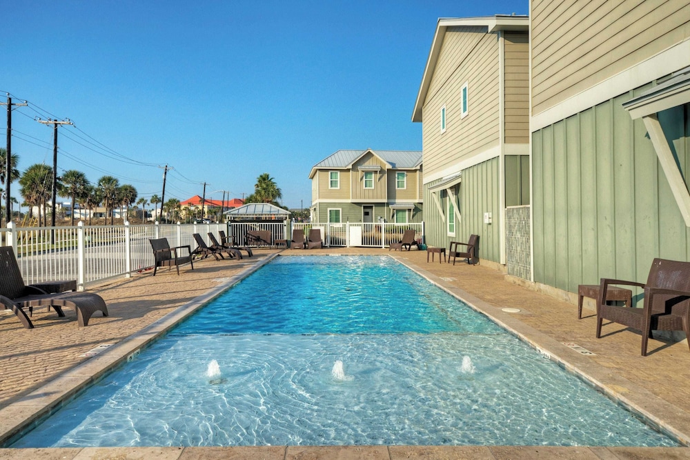 Sleeps 19 2 Homes w/ Pool, Foosball+shuffleboard Mins to the Beach + Shops