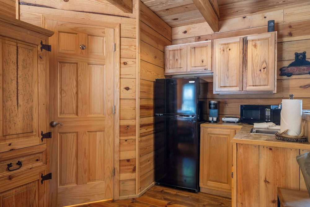 Antlers Lodge - Cabin for 4