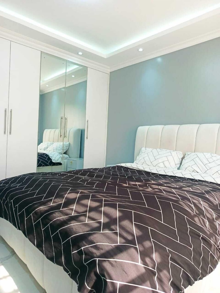 Lux Suites Grandville Apartments