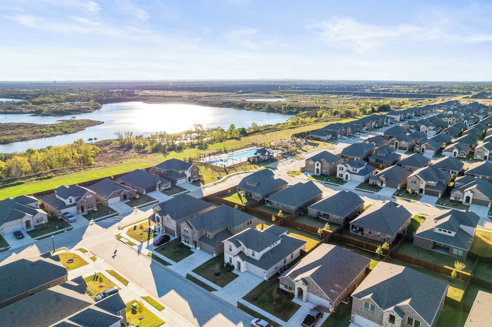 Luxurious 4-Bed Home in Aubrey TX