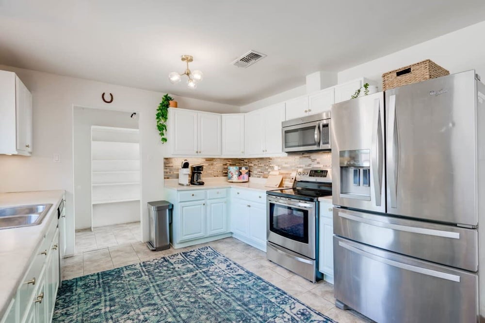 5 2 two Kings hot tub Firepit 16min to Wine Trail Nearby Pickleball Courts Pool