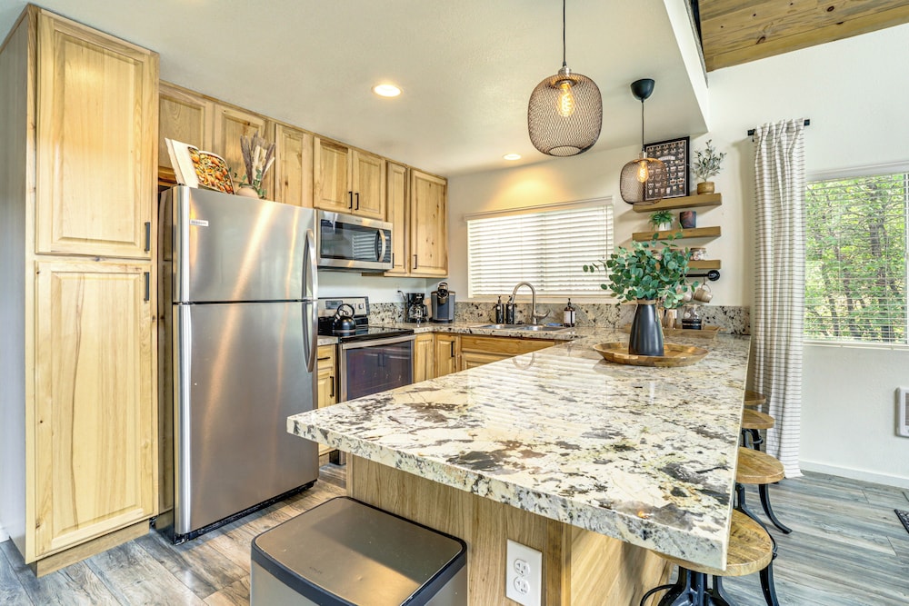 Walk to Trails: Modern Munds Park Mountain Retreat