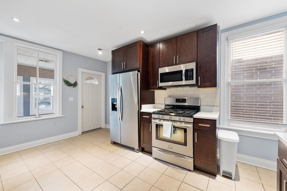 Stylish 2BR Urban Retreat in River West