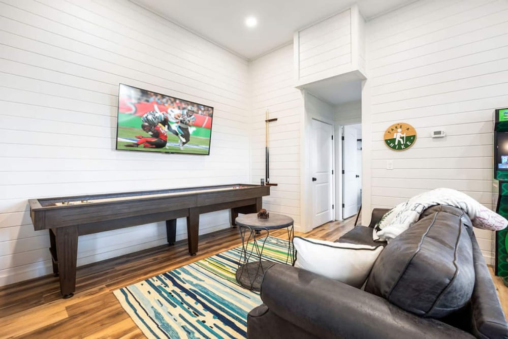 Luxury Cabin Lake Views EV Charger Game Room